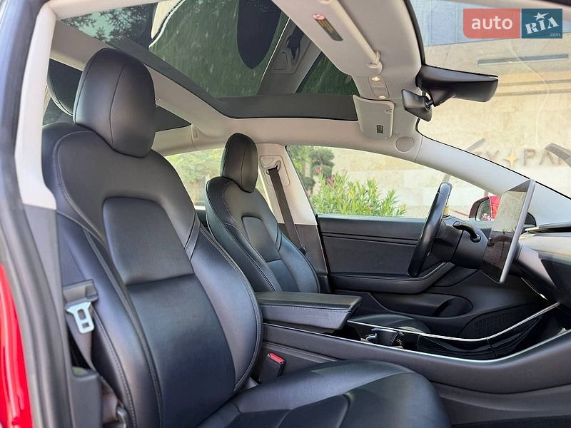 Седан Tesla Model 3 2018 в Львові