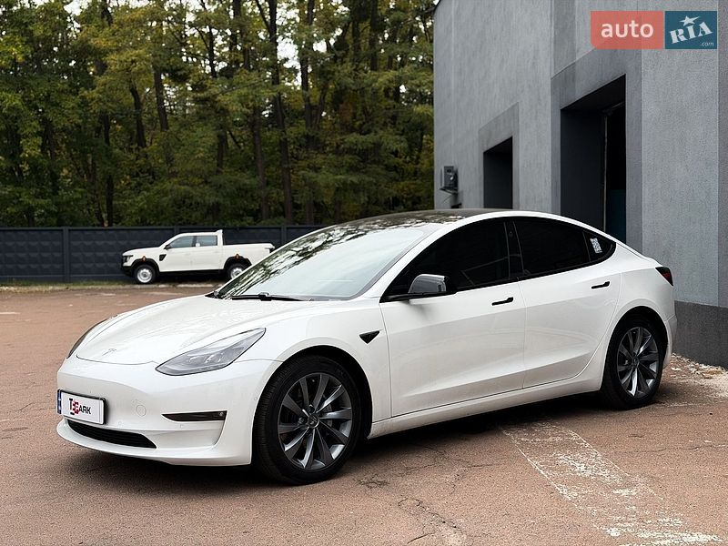 Седан Tesla Model 3 2021 в Киеве
