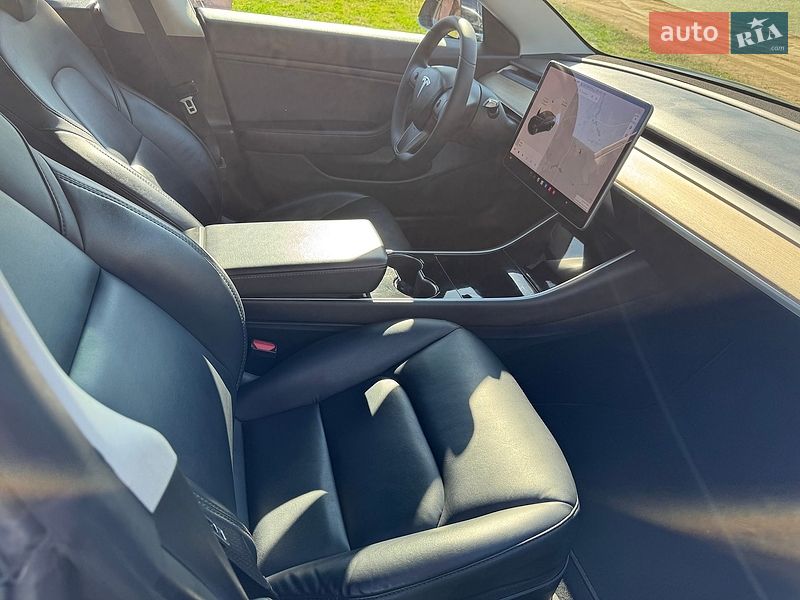Седан Tesla Model 3 2020 в Виннице