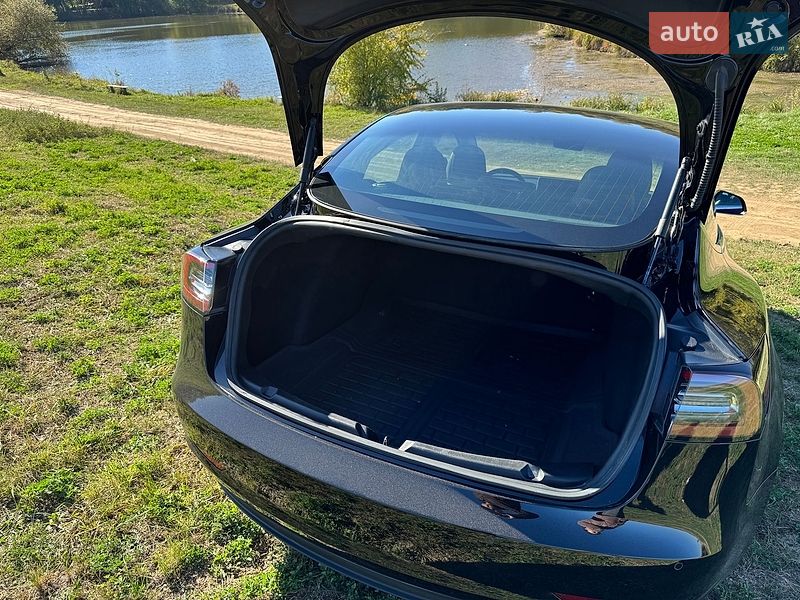 Седан Tesla Model 3 2020 в Виннице