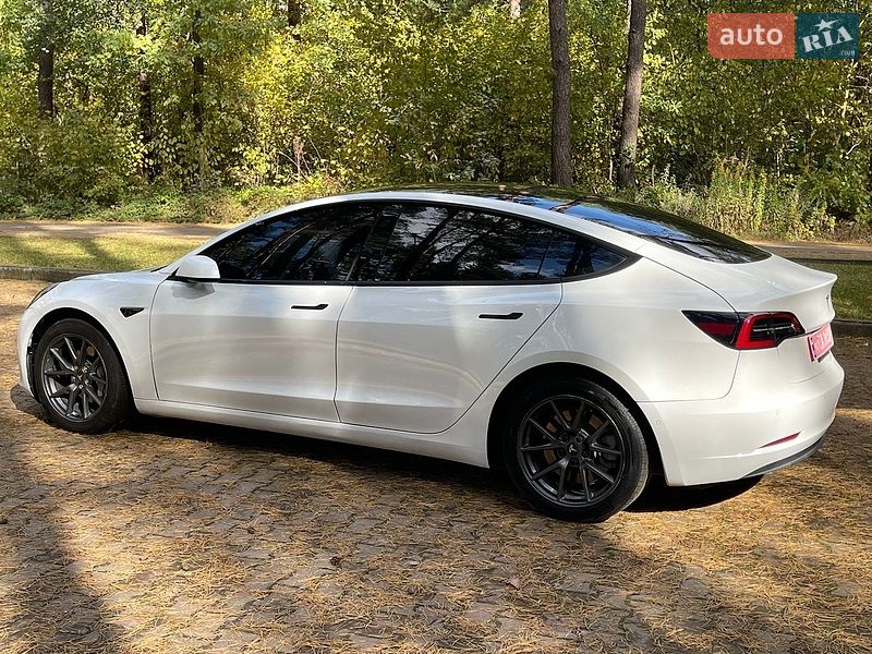 Седан Tesla Model 3 2022 в Новояворовске
