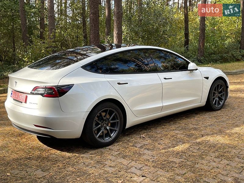 Седан Tesla Model 3 2022 в Новояворовске