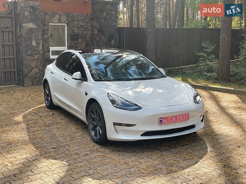 Седан Tesla Model 3 2022 в Новояворовске