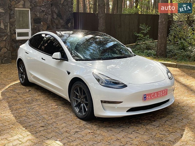 Седан Tesla Model 3 2022 в Новояворовске