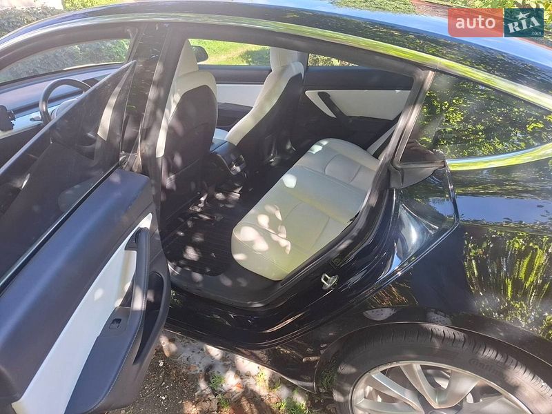 Седан Tesla Model 3 2019 в Львові