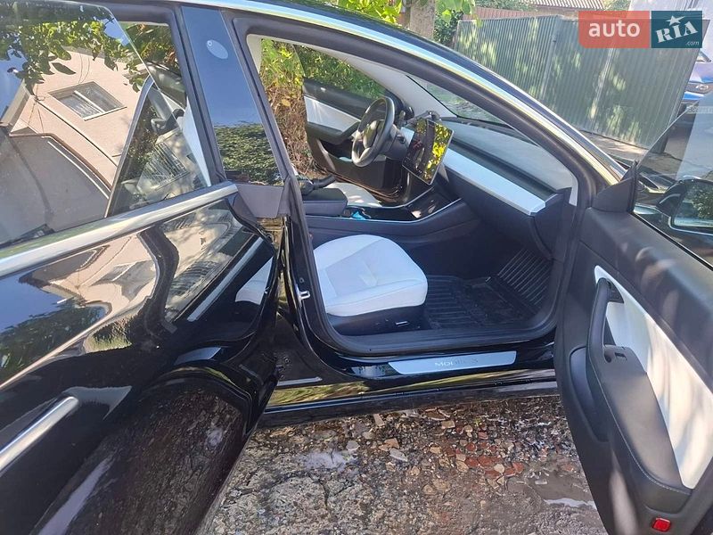 Седан Tesla Model 3 2019 в Львові