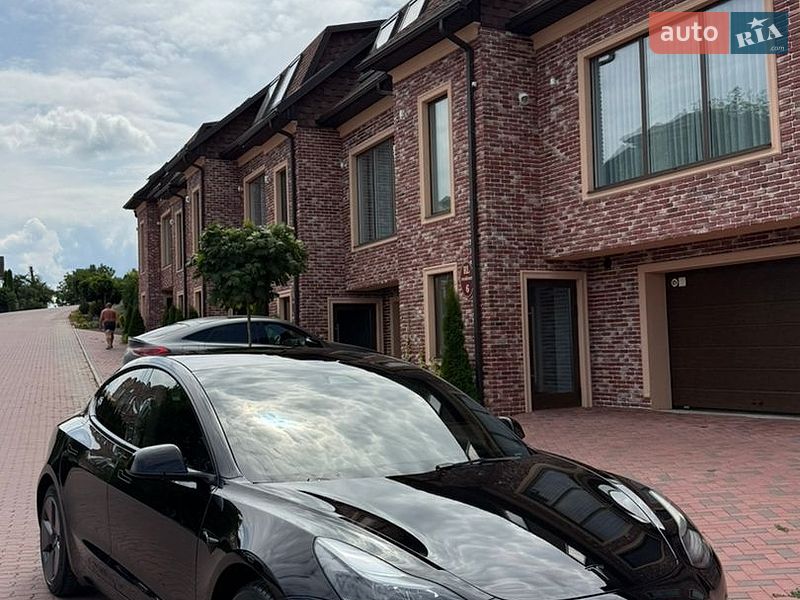 Седан Tesla Model 3 2021 в Чернівцях