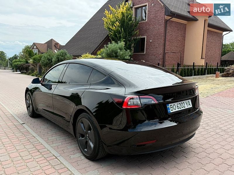 Седан Tesla Model 3 2021 в Чернівцях