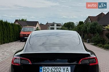 Седан Tesla Model 3 2021 в Чернівцях