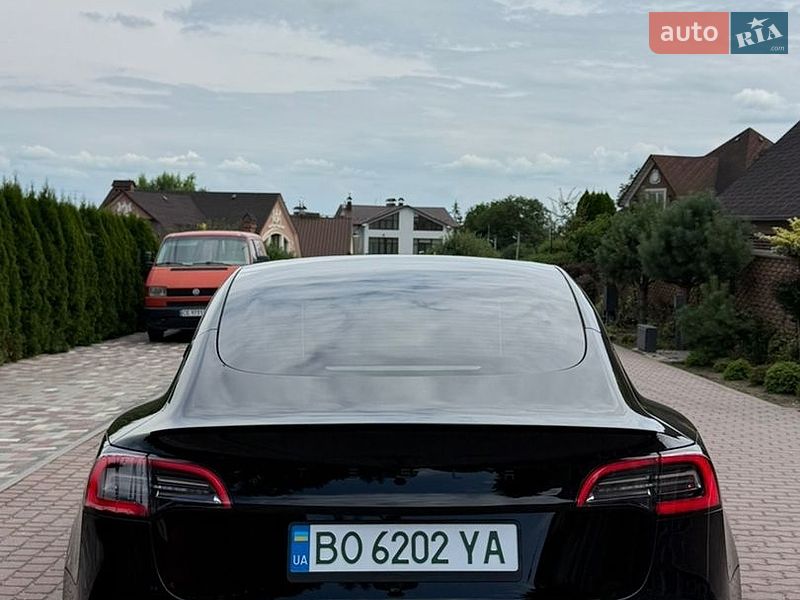 Седан Tesla Model 3 2021 в Чернівцях
