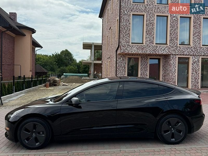 Седан Tesla Model 3 2021 в Чернівцях