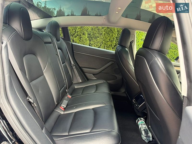 Седан Tesla Model 3 2021 в Чернівцях