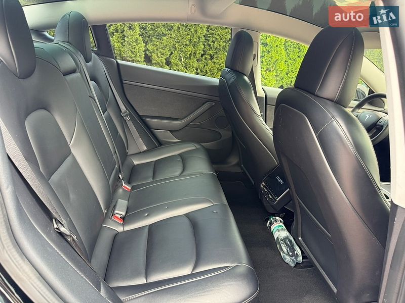 Седан Tesla Model 3 2021 в Чернівцях