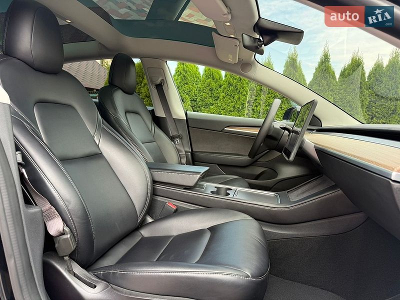 Седан Tesla Model 3 2021 в Чернівцях