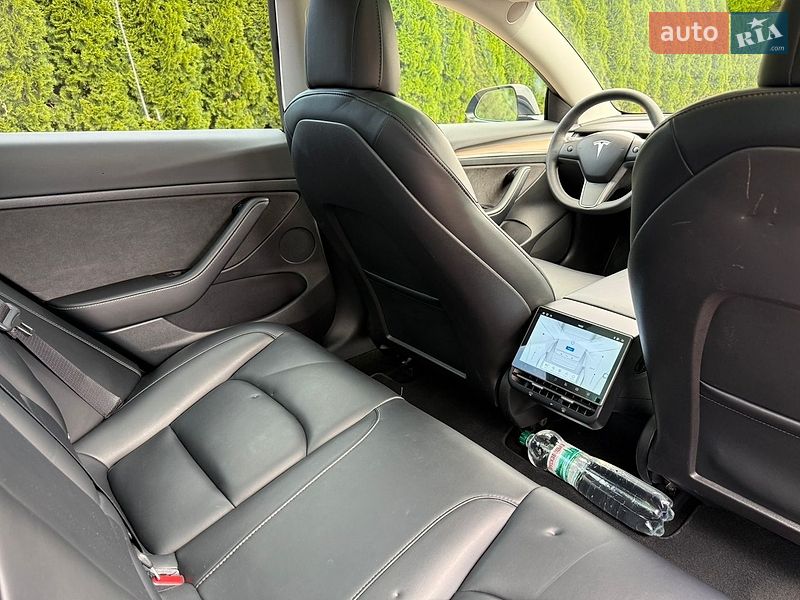 Седан Tesla Model 3 2021 в Чернівцях