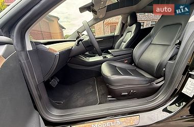 Седан Tesla Model 3 2021 в Чернівцях