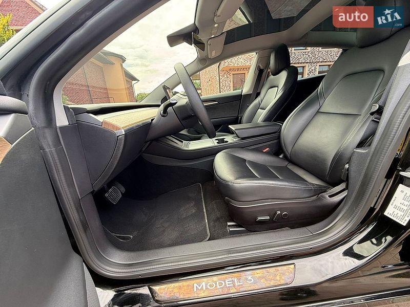Седан Tesla Model 3 2021 в Чернівцях
