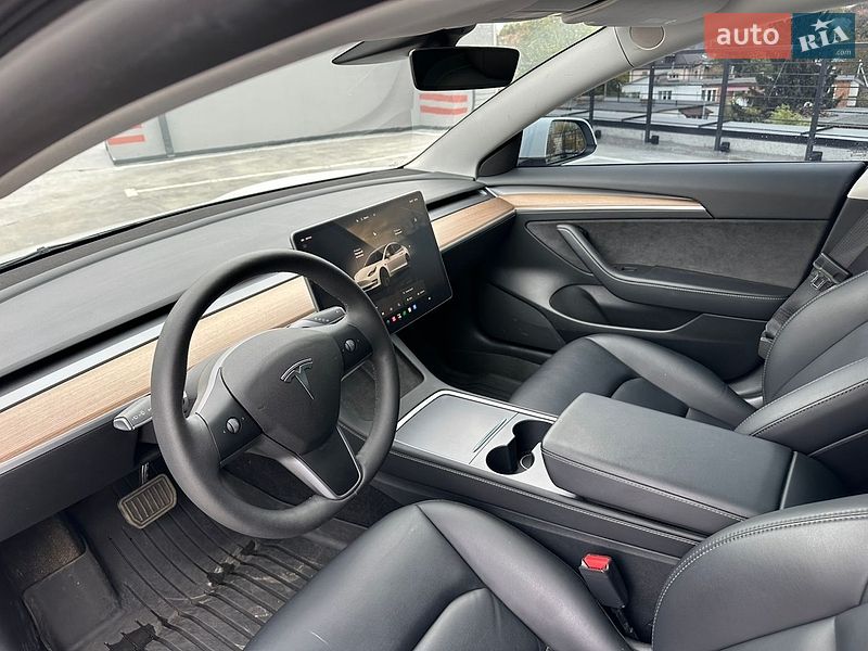 Седан Tesla Model 3 2022 в Львове
