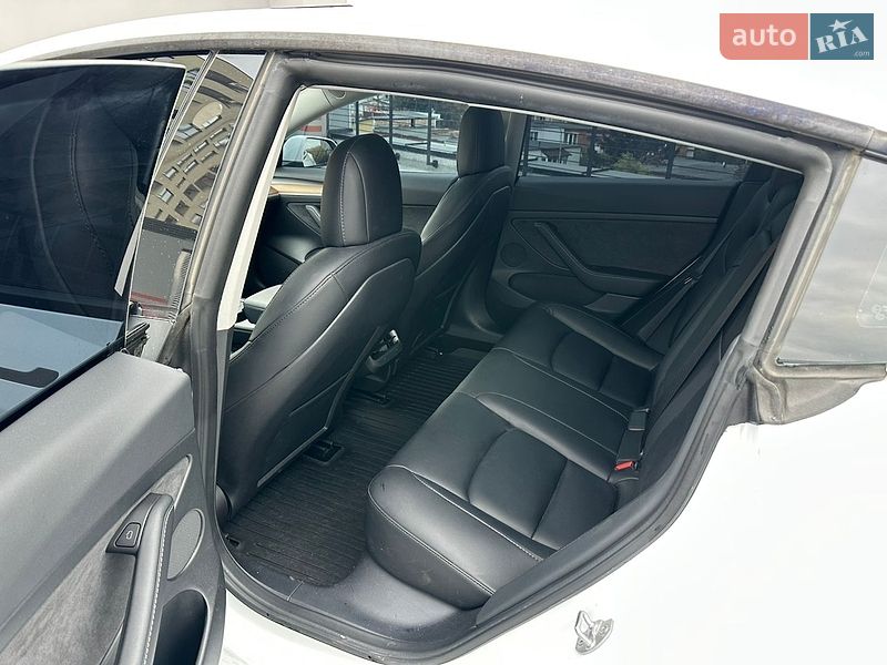 Седан Tesla Model 3 2022 в Львове