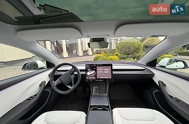 Седан Tesla Model 3 2025 в Стрию