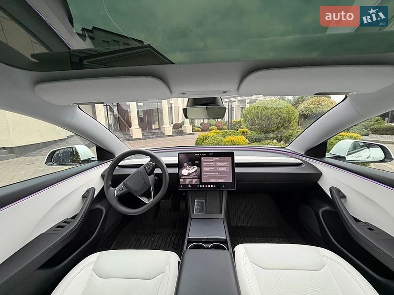 Седан Tesla Model 3 2025 в Стрию