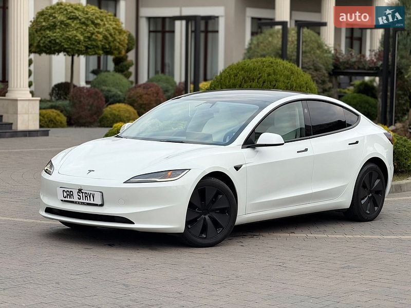 Седан Tesla Model 3 2025 в Стрию