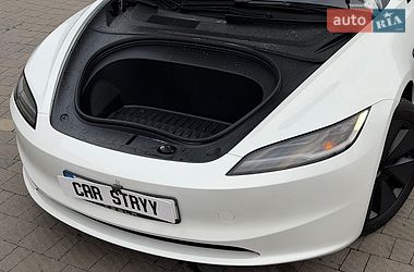 Седан Tesla Model 3 2025 в Стрию