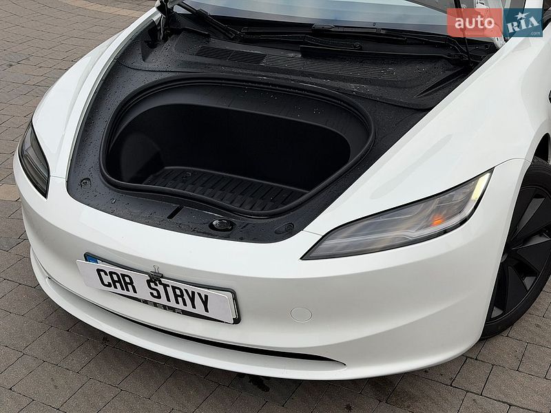 Седан Tesla Model 3 2025 в Стрию