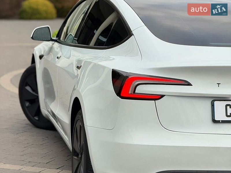 Седан Tesla Model 3 2025 в Стрию
