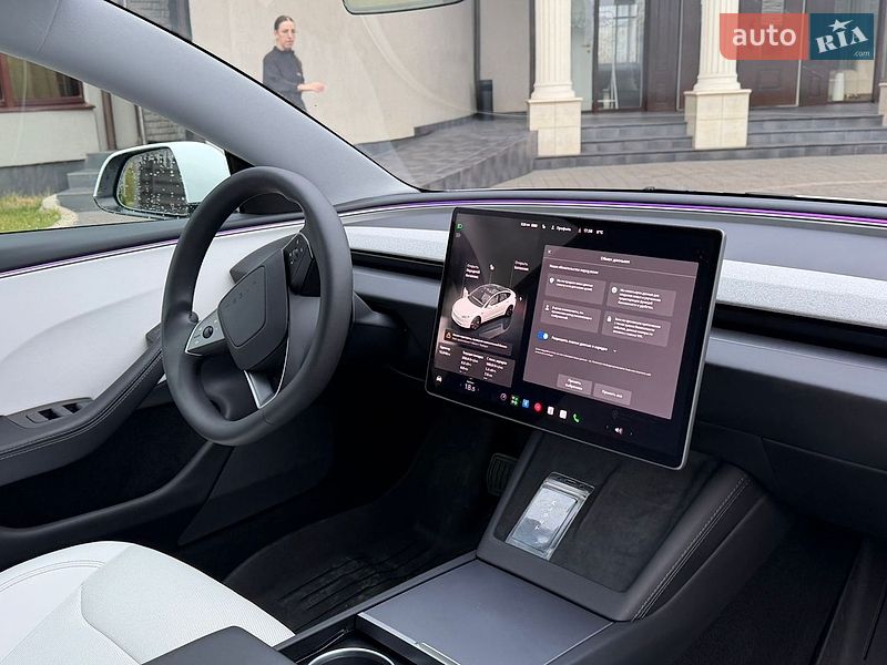 Седан Tesla Model 3 2025 в Стрию