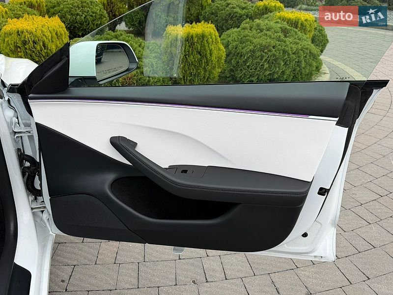 Седан Tesla Model 3 2025 в Стрию
