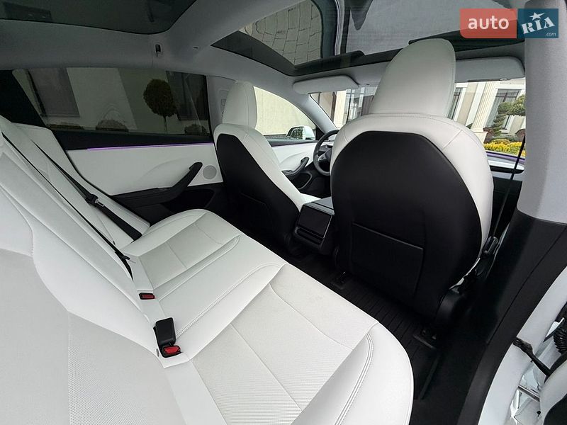 Седан Tesla Model 3 2025 в Стрию