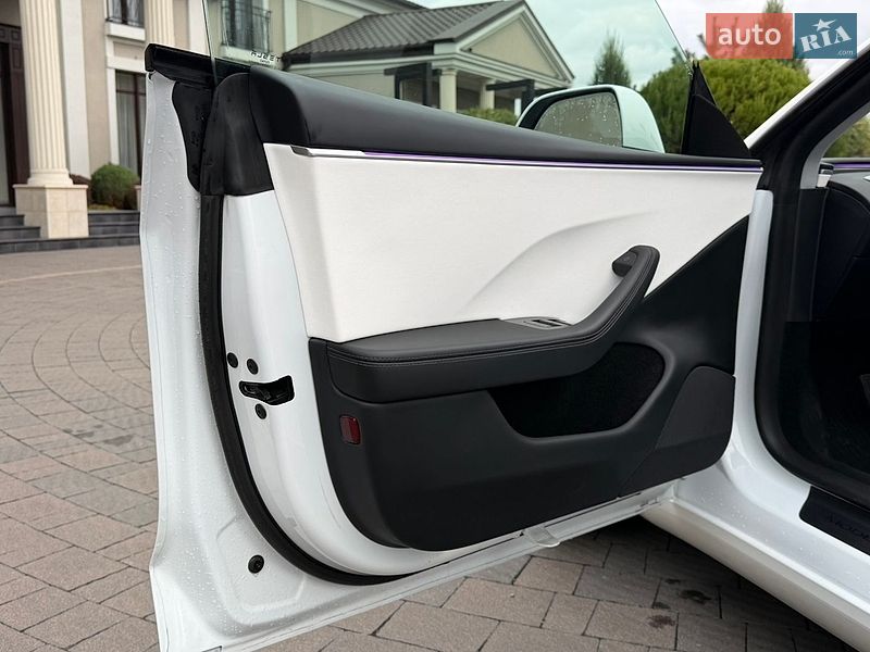 Седан Tesla Model 3 2025 в Стрию