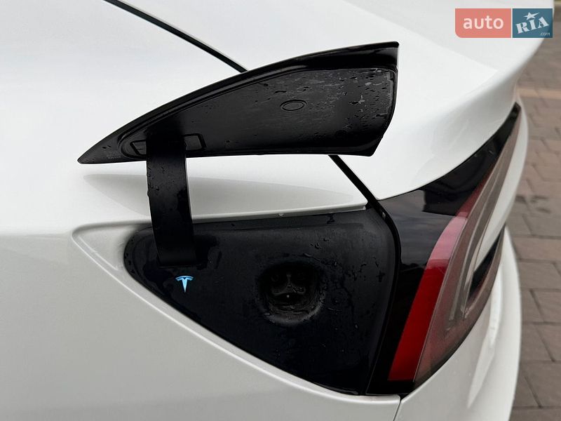 Седан Tesla Model 3 2025 в Стрию