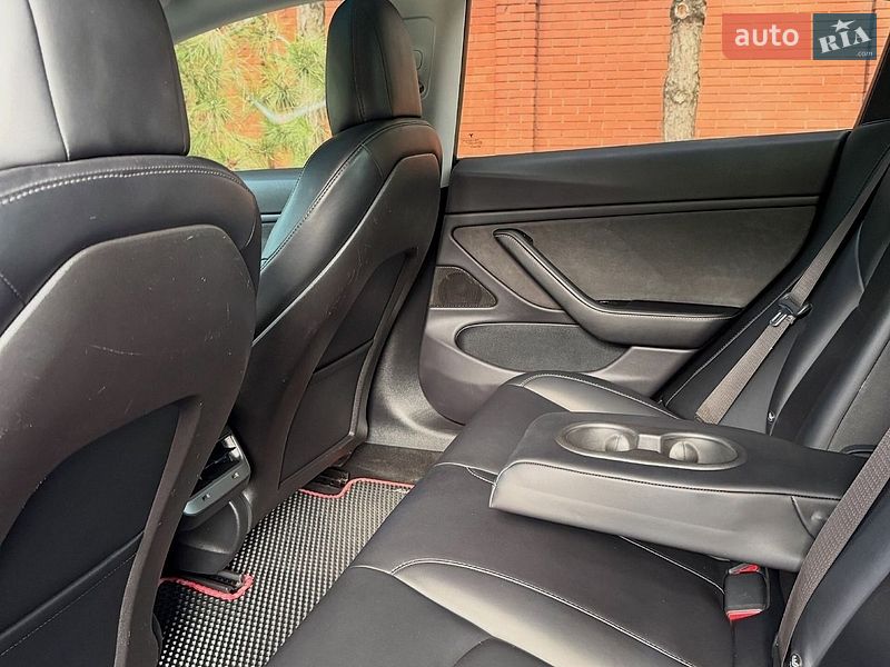 Седан Tesla Model 3 2018 в Львове