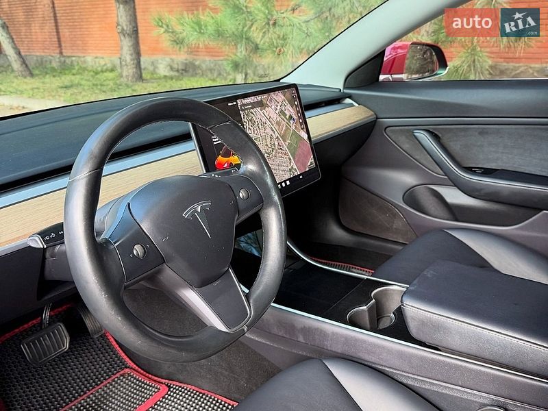 Седан Tesla Model 3 2018 в Львове