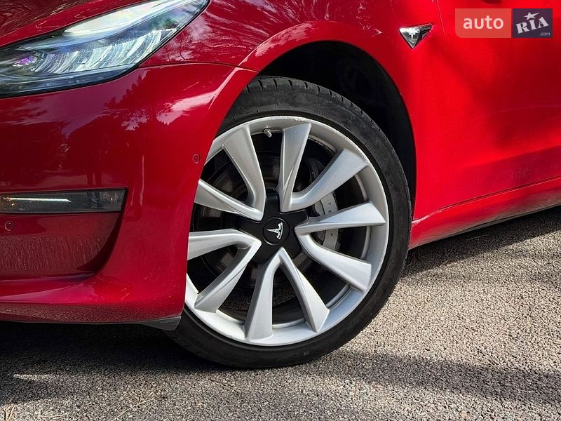 Седан Tesla Model 3 2018 в Львове