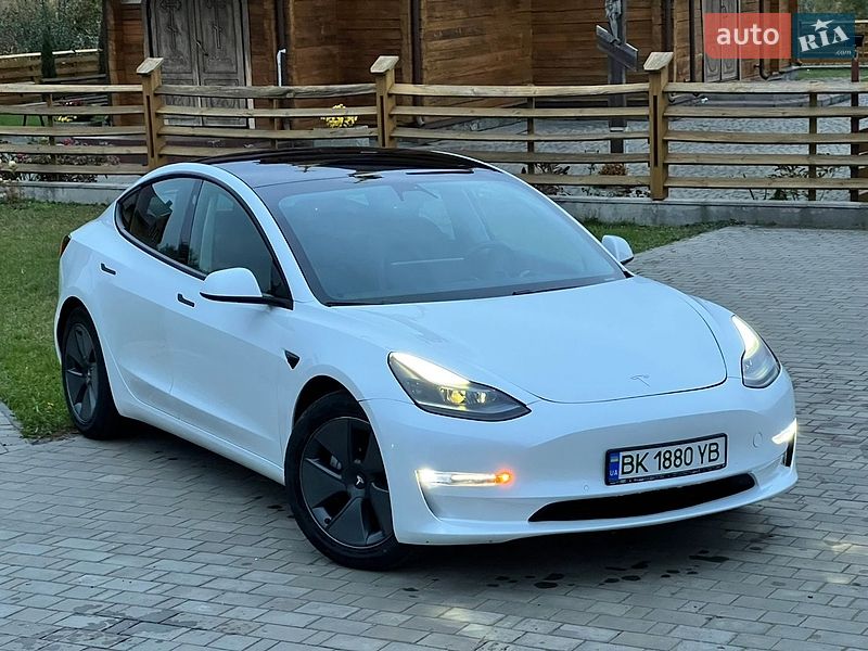 Седан Tesla Model 3 2021 в Луцке