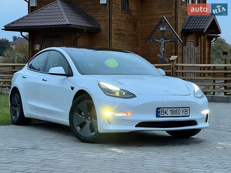 Седан Tesla Model 3 2021 в Луцке