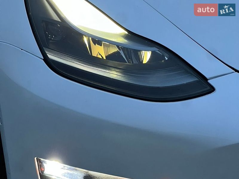 Седан Tesla Model 3 2021 в Луцке