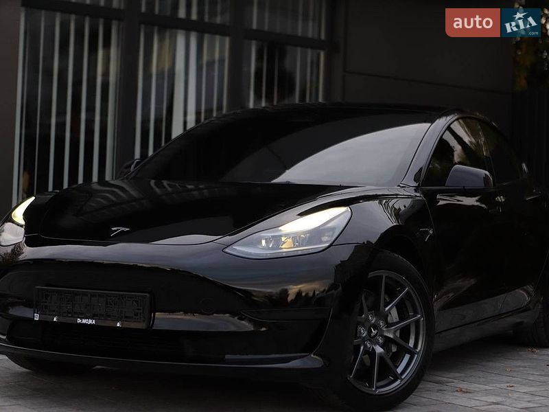 Седан Tesla Model 3 2023 в Дрогобыче