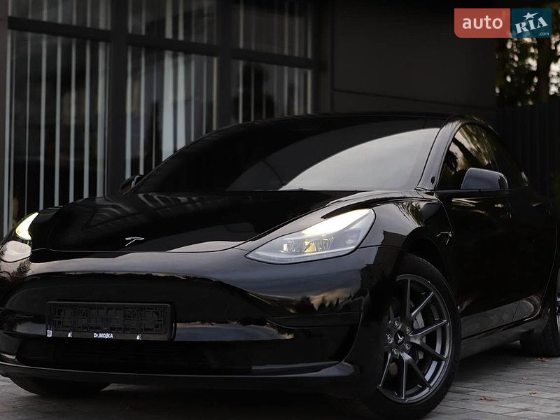 Седан Tesla Model 3 2023 в Дрогобыче