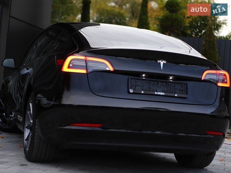 Седан Tesla Model 3 2023 в Дрогобыче