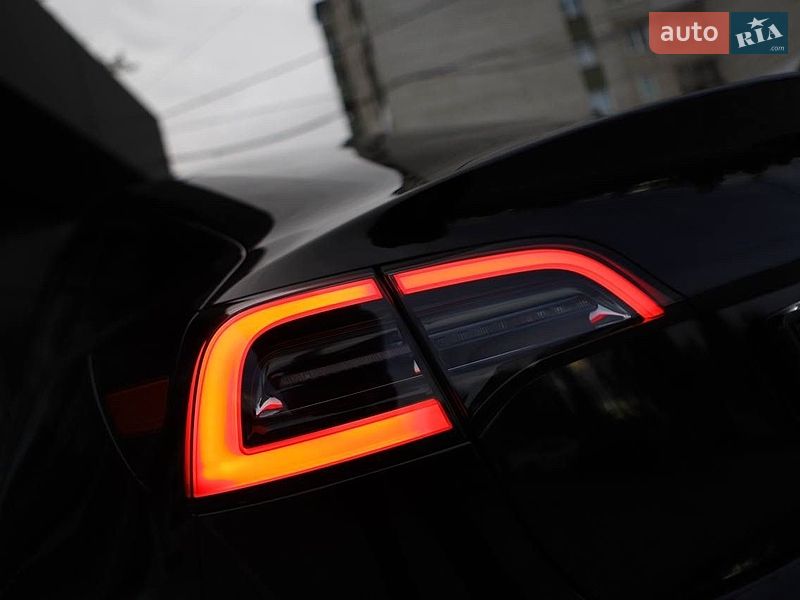 Седан Tesla Model 3 2023 в Дрогобыче