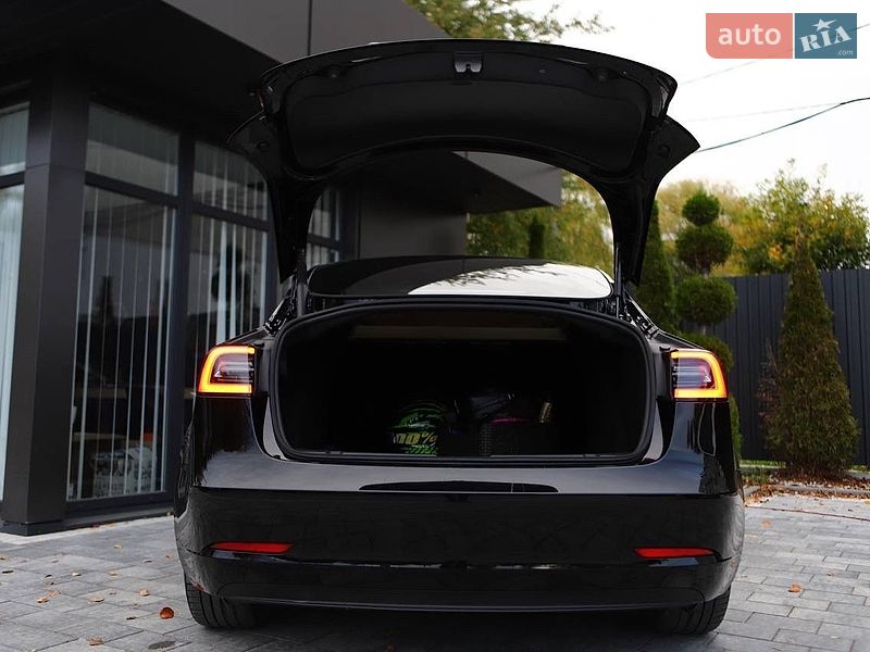 Седан Tesla Model 3 2023 в Дрогобыче