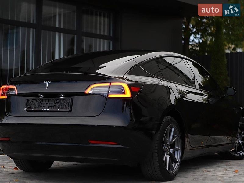 Седан Tesla Model 3 2023 в Дрогобыче