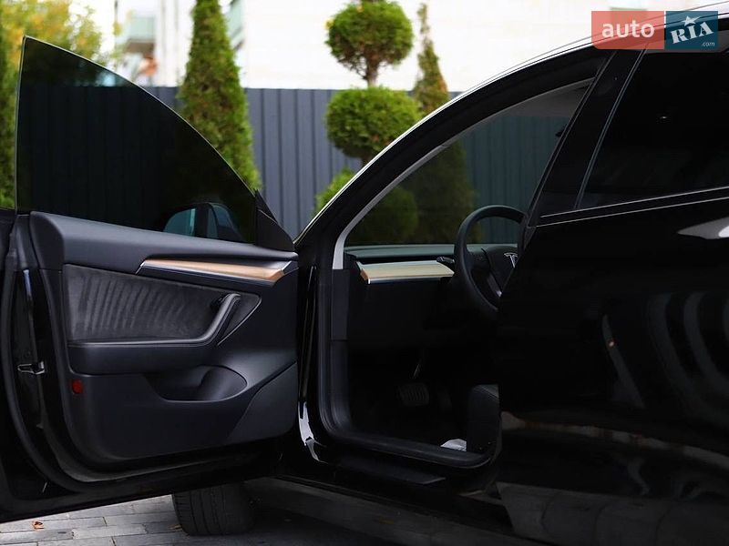 Седан Tesla Model 3 2023 в Дрогобыче
