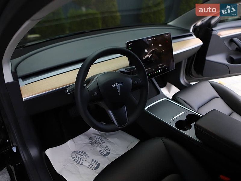 Седан Tesla Model 3 2023 в Дрогобыче