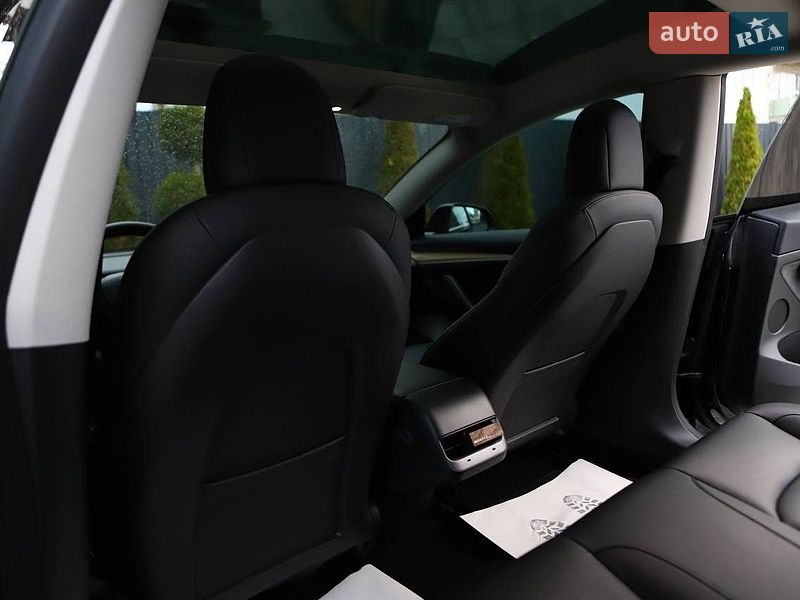 Седан Tesla Model 3 2023 в Дрогобыче