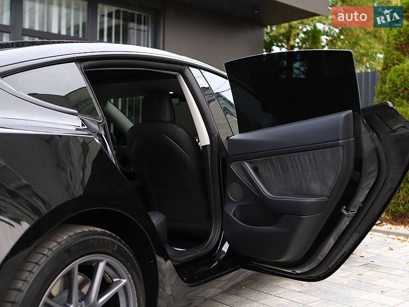 Седан Tesla Model 3 2023 в Дрогобыче